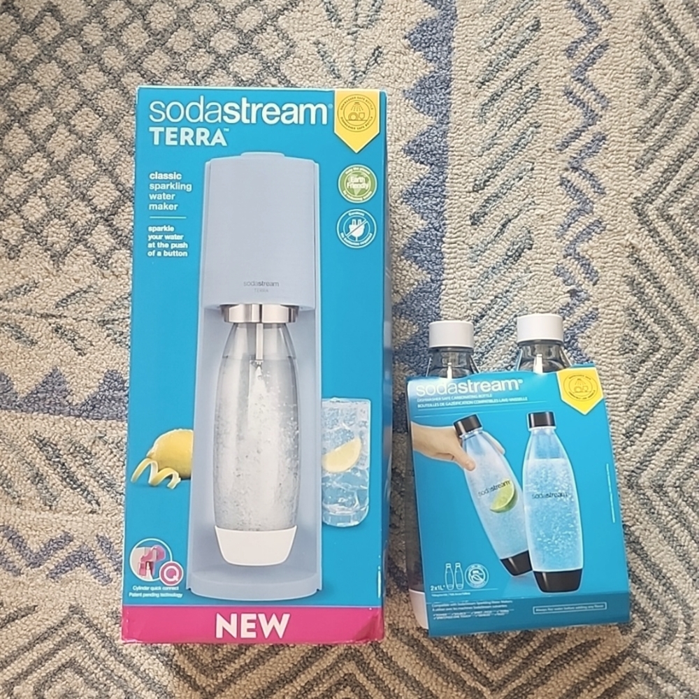 NEW - Never opened Misty Blue Soda Stream and Bottles